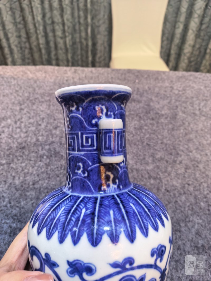 清乾隆 青花缠枝莲贯耳小瓶 - 图9